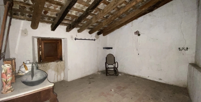 CASA AMB ENCANT PER REHABILITAR A PONTÓS.