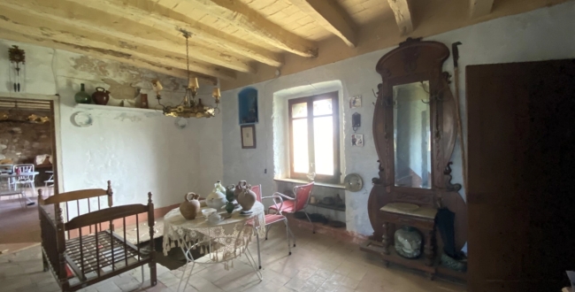 CASA AMB ENCANT PER REHABILITAR A PONTÓS.